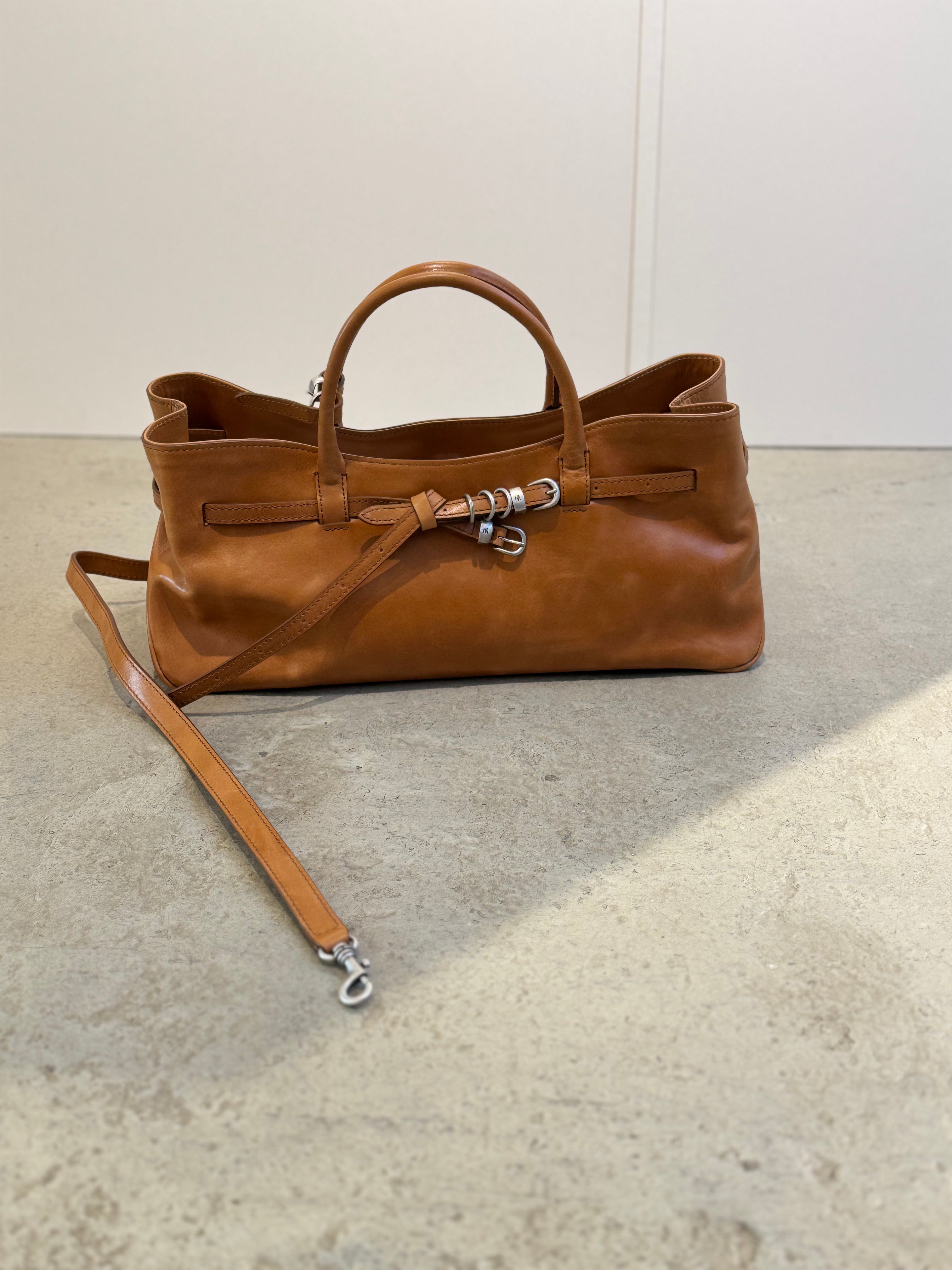 MARGESHERWOOD Kleine Grandma in Glattleder, Cognacbraun