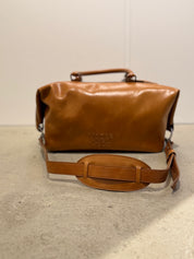 MARGESHERWOOD Cognacbraune Barreltasche mit abnehmbaren Schultergurt