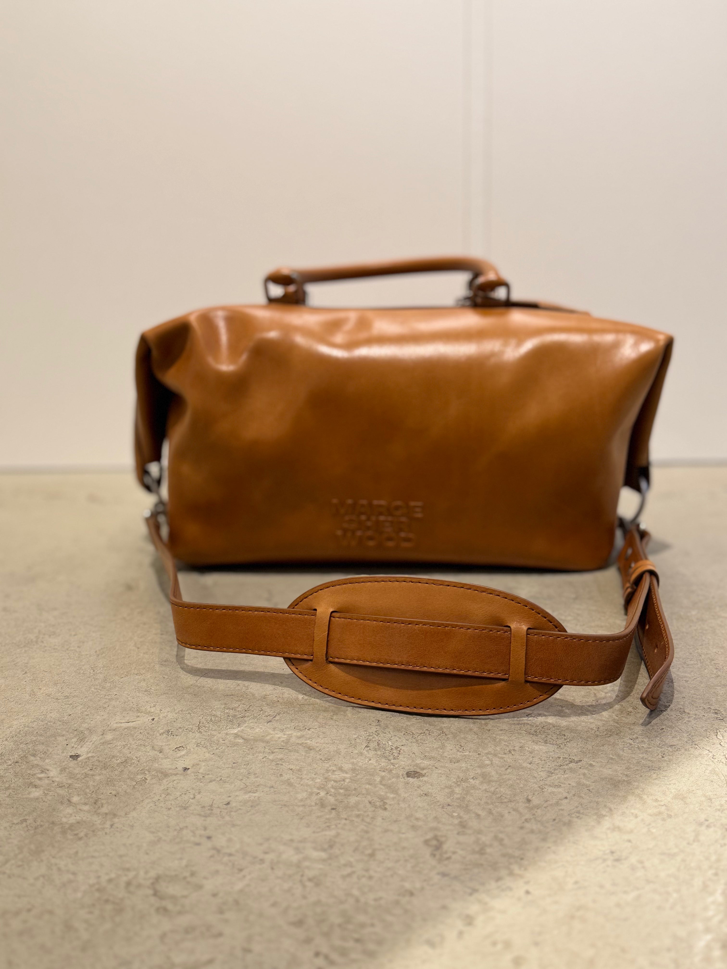 MARGESHERWOOD Cognacbraune Barreltasche mit abnehmbaren Schultergurt