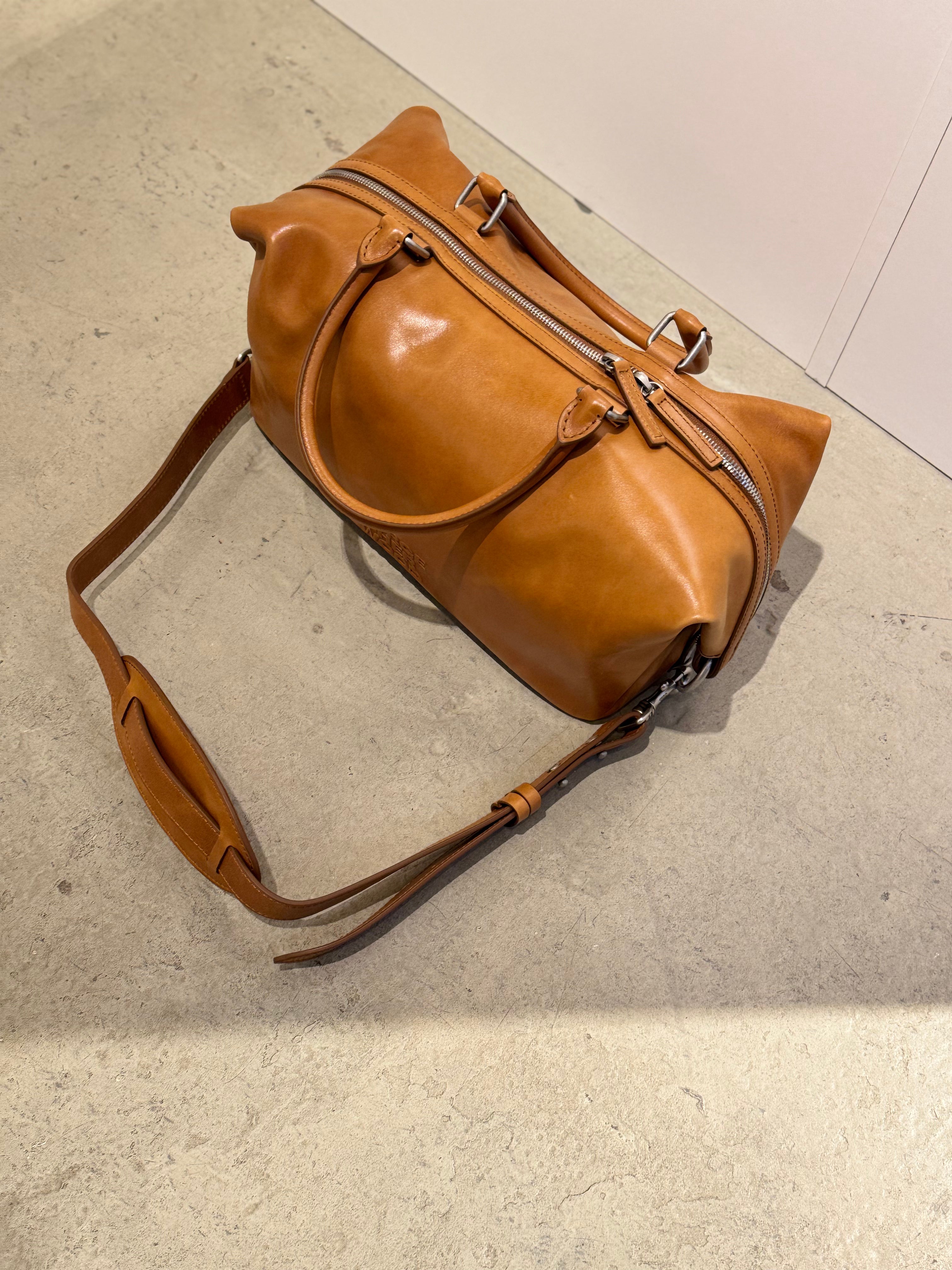 MARGESHERWOOD Cognacbraune Barreltasche mit abnehmbaren Schultergurt