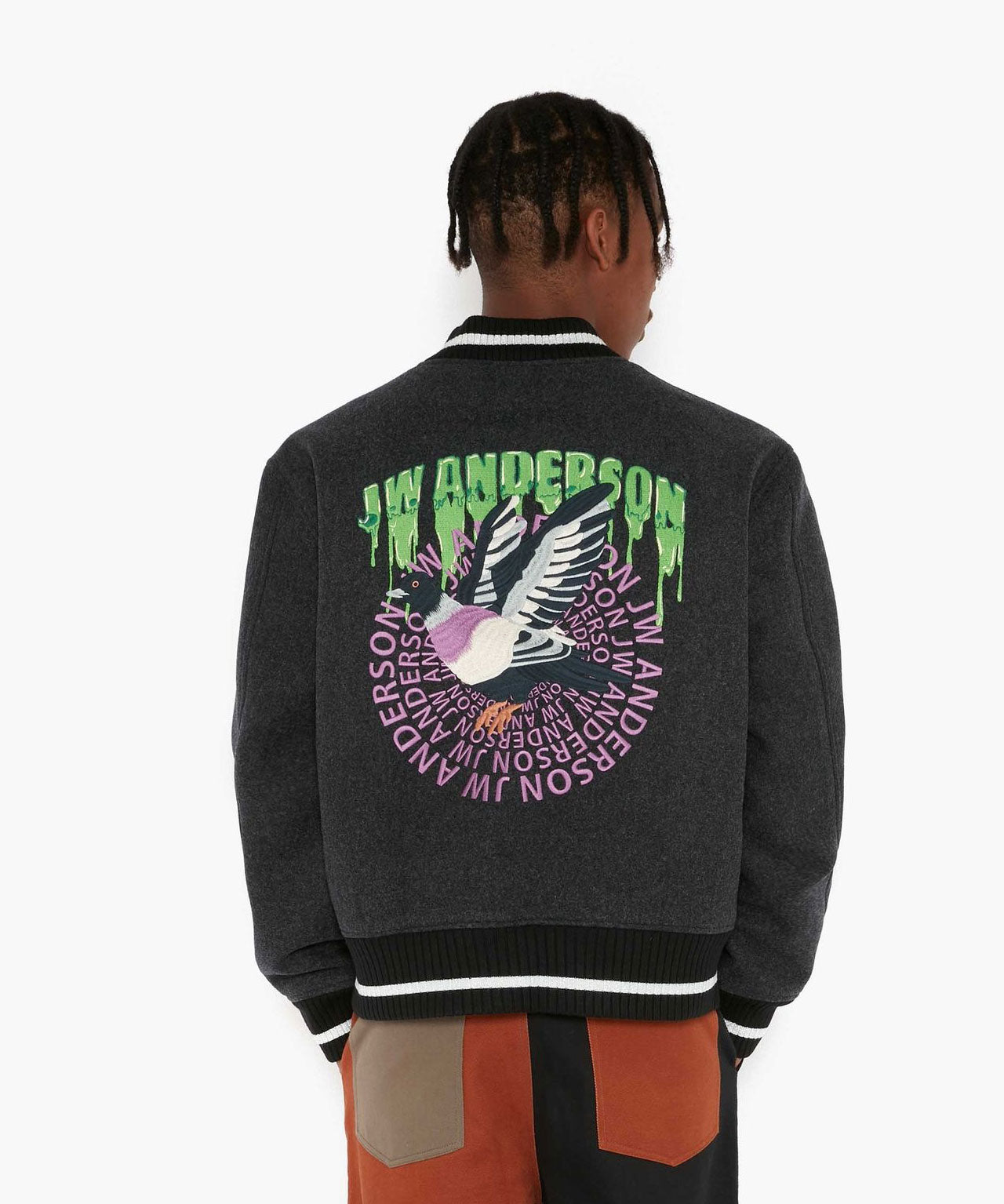 JW ANDERSON Dunkelgrau melierte Collegejacket mit großer Stickerei