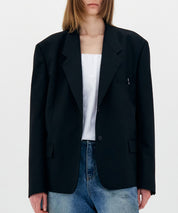 LOW CLASSIC Schwarzer, kastiger Blazer mit kleiner Brosche