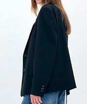 LOW CLASSIC Schwarzer, kastiger Blazer mit kleiner Brosche