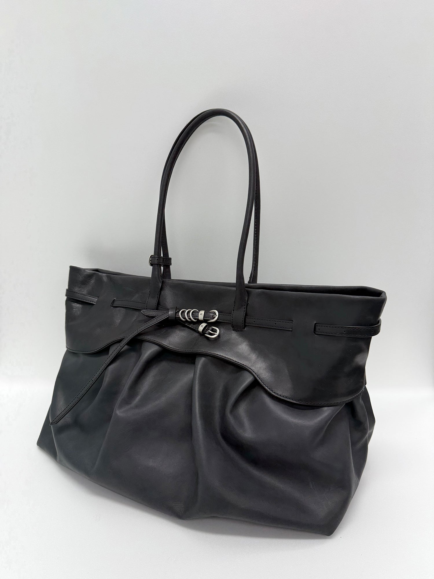 MARGESHERWOOD Schwarze Big Grandma XL aus Glattleder, layered