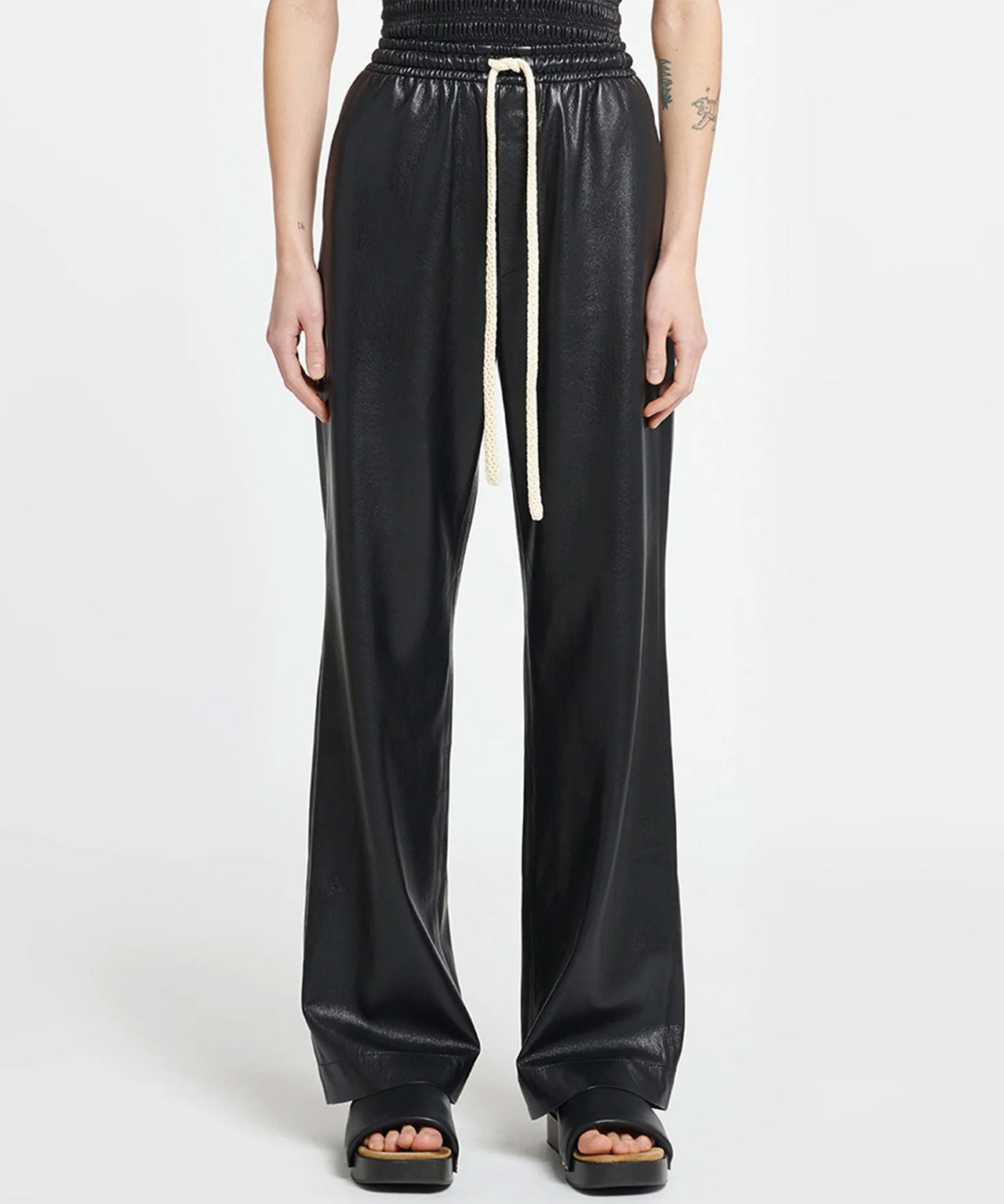 NANUSHKA Schwarze Kunstlederhose mit kontrastivem Drawstring