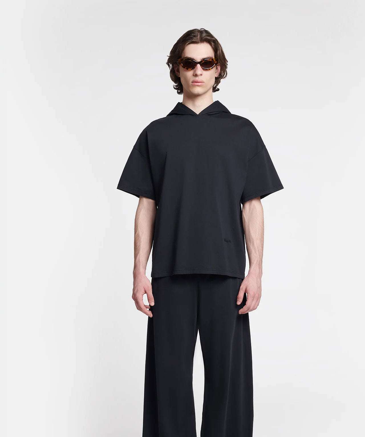 NANUSHA Schwarzes T-Shirt mit Hoodie