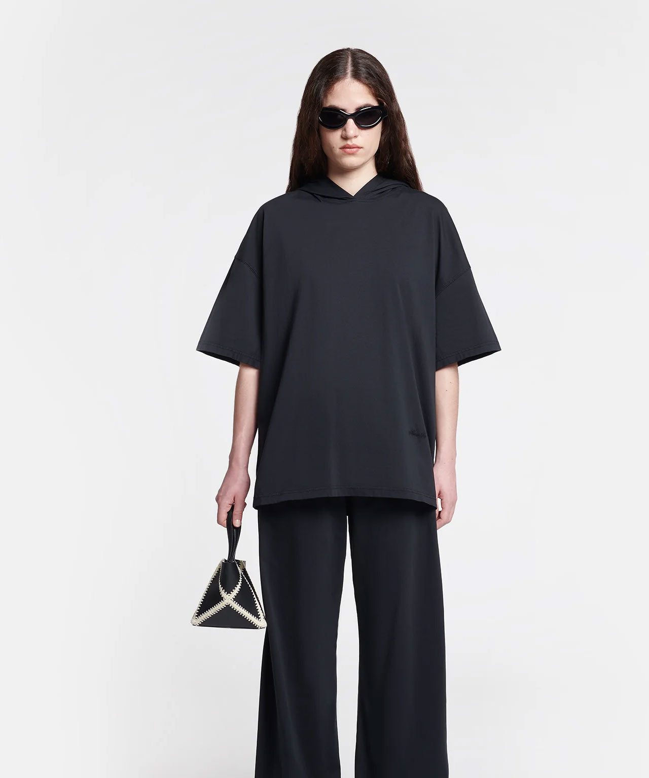 NANUSHA Schwarzes T-Shirt mit Hoodie