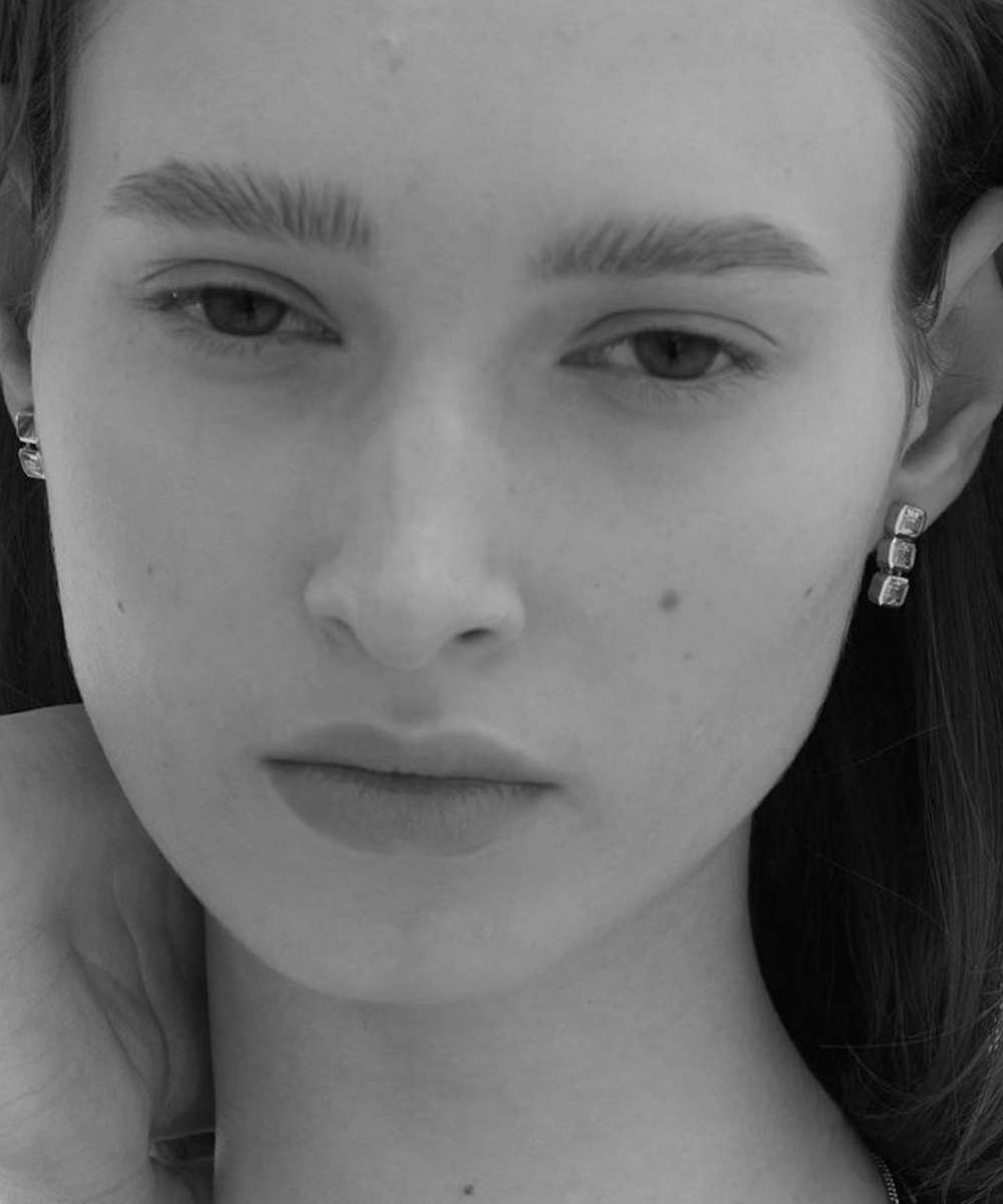 NUMBERING Asymmetrische silberne Ohrringe