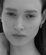 NUMBERING Asymmetrische silberne Ohrringe