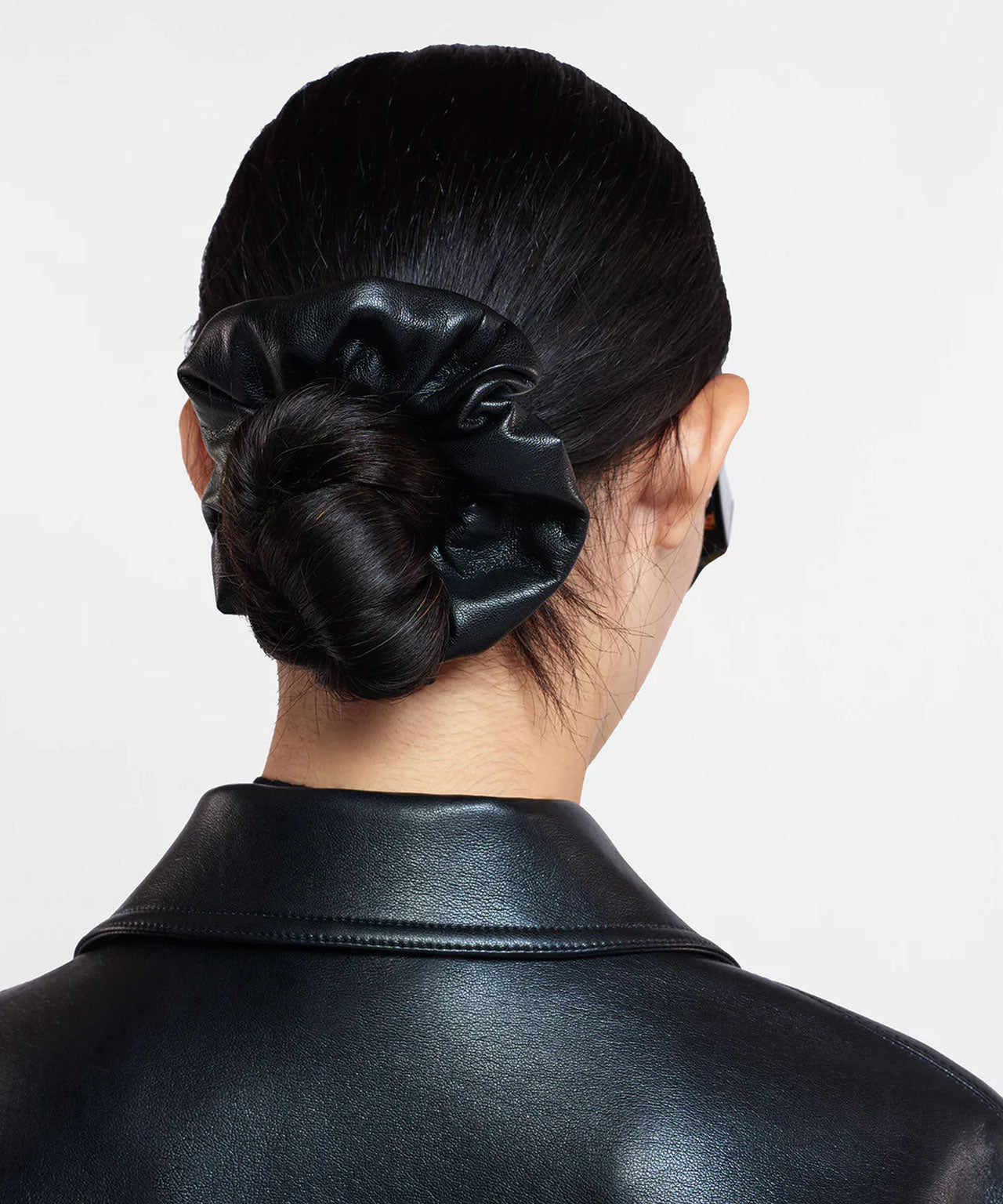 NANUSHKA Schwarzes Kunstleder-Scrunchie