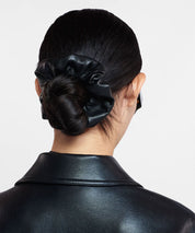 NANUSHKA Schwarzes Kunstleder-Scrunchie