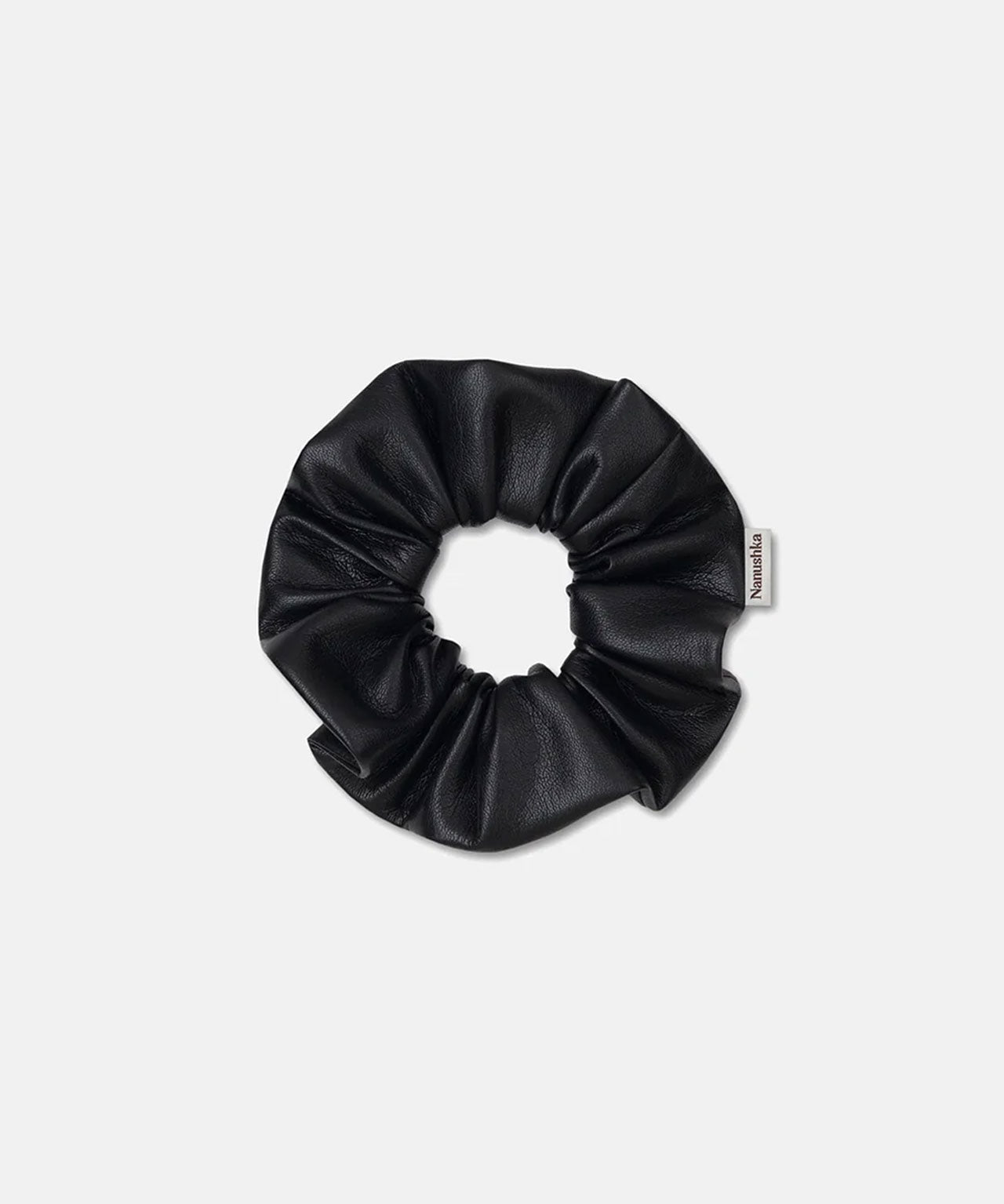 NANUSHKA Schwarzes Kunstleder-Scrunchie