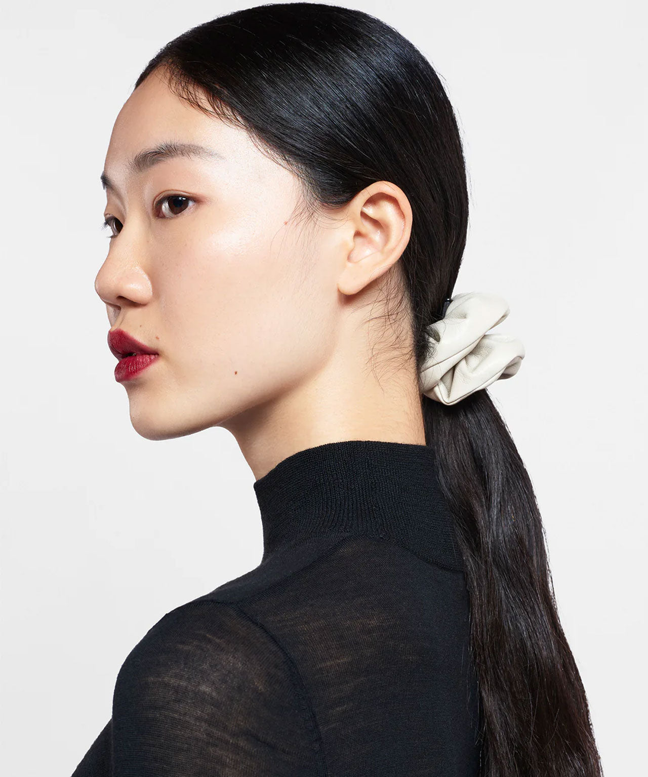 NANUSHKA Cremefarbenes Kunstleder-Scrunchie