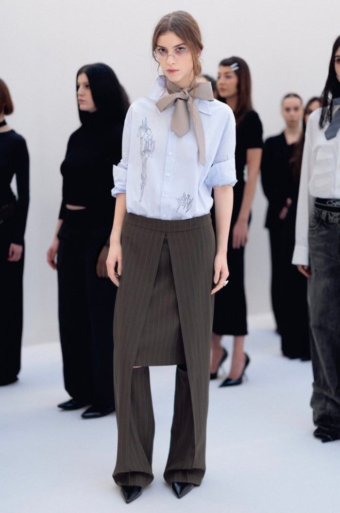 AVAVAV Olivefarbene Pinstripehose mit Cut-outs und angesetztem Rock