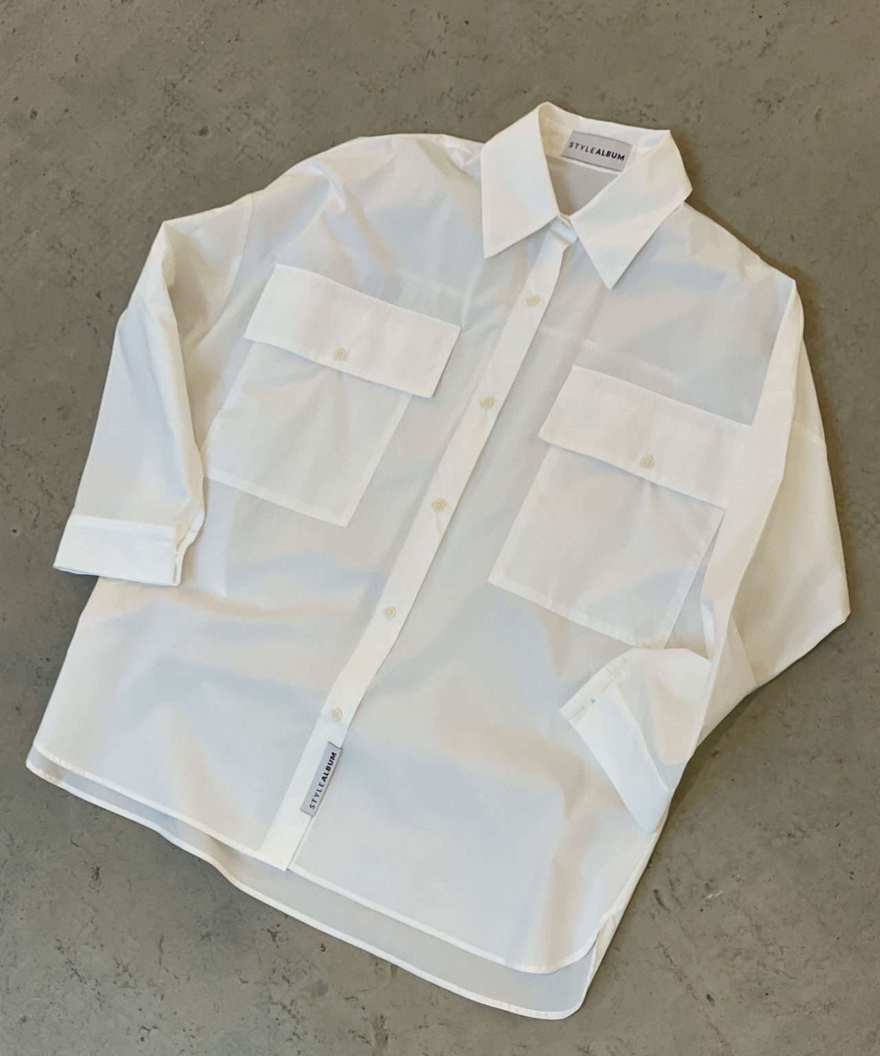 STYLEALBUM Weiße, oversized Hemdbluse mit aufgesetzten Taschen