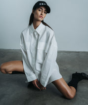 STYLEALBUM Weiße, oversized Hemdbluse mit aufgesetzten Taschen