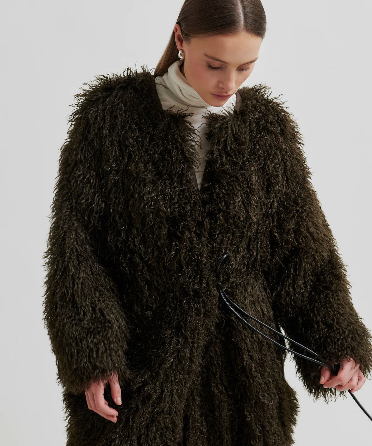 Dunkelbrauner Teddymantel mit Bindegürtel