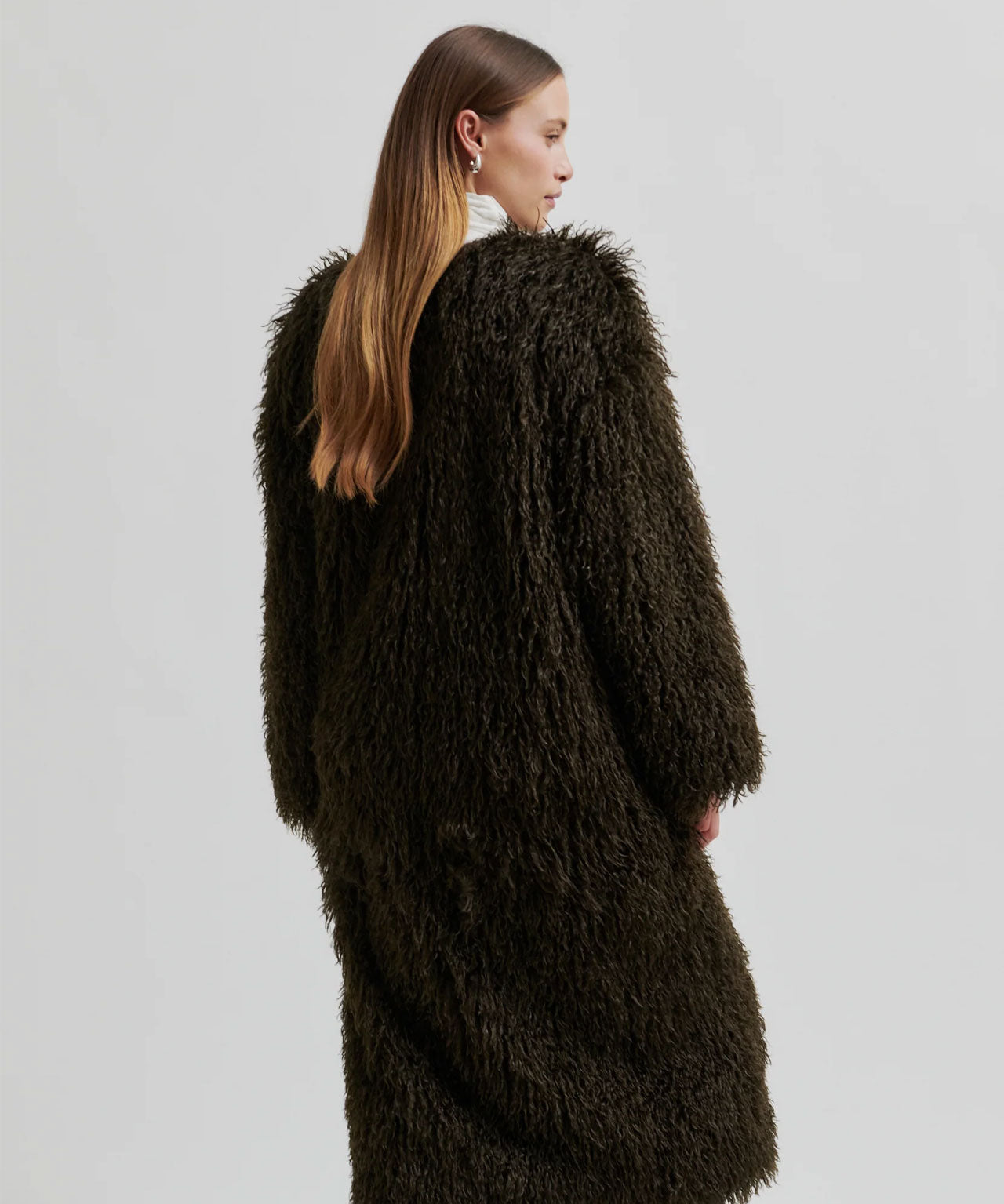 Dunkelbrauner Teddymantel mit Bindegürtel