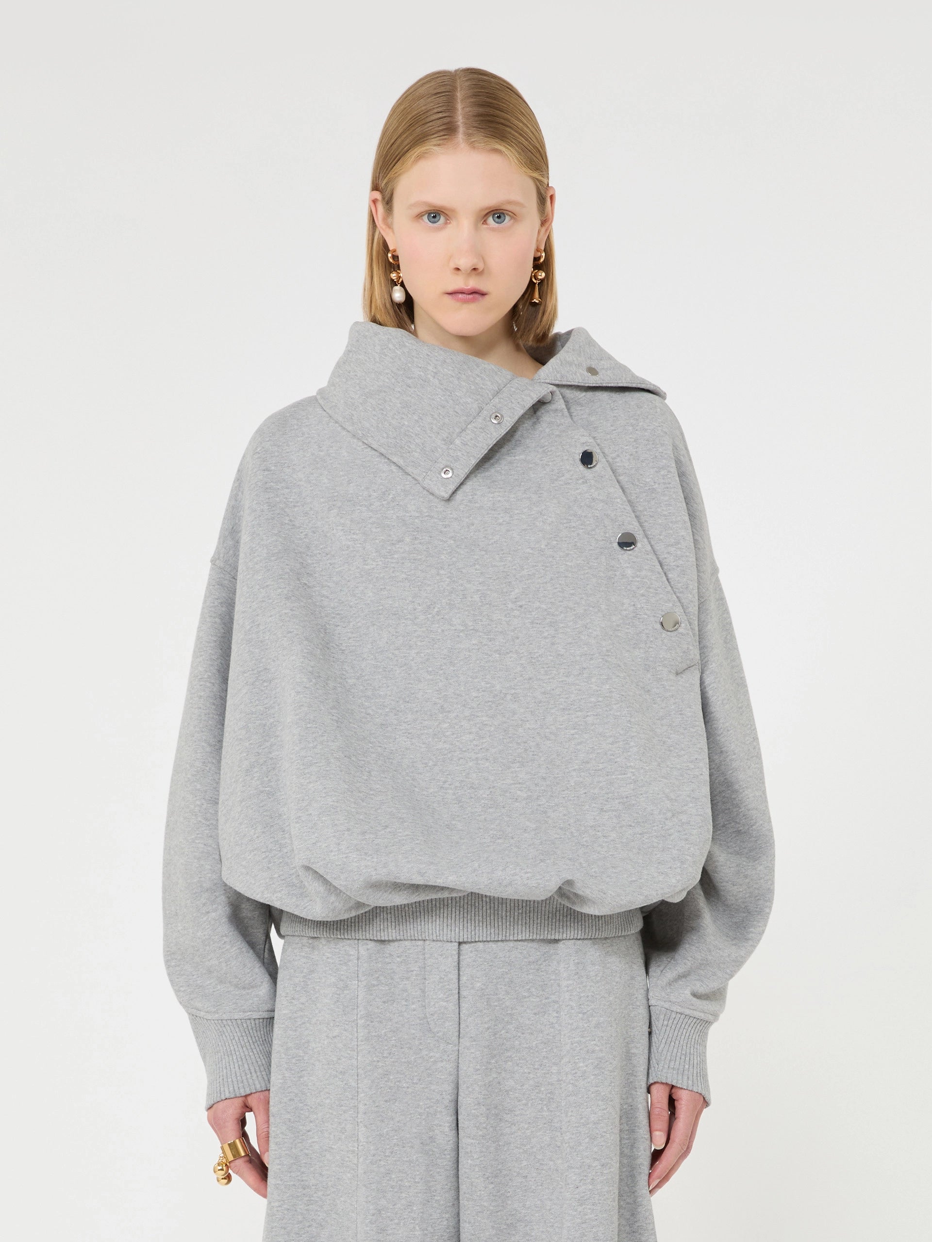 Sportmax Sweatshirt mit asymmetrischem Verschluss – Detailansicht Kragen