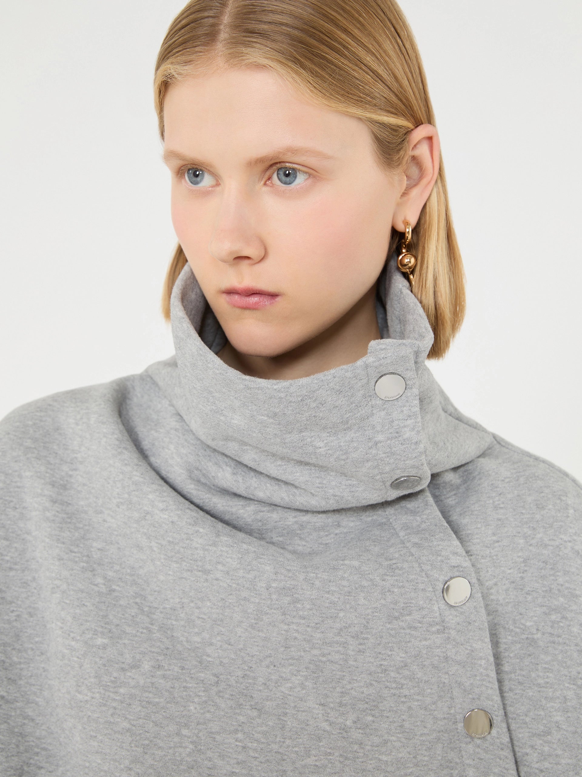 Sportmax Sweatshirt mit asymmetrischem Verschluss – Detailansicht Rückenpasse