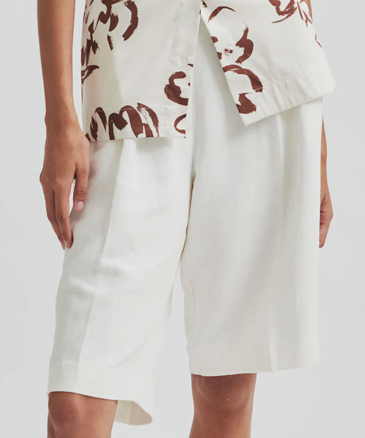 SECOND FEMALE Leinenshorts