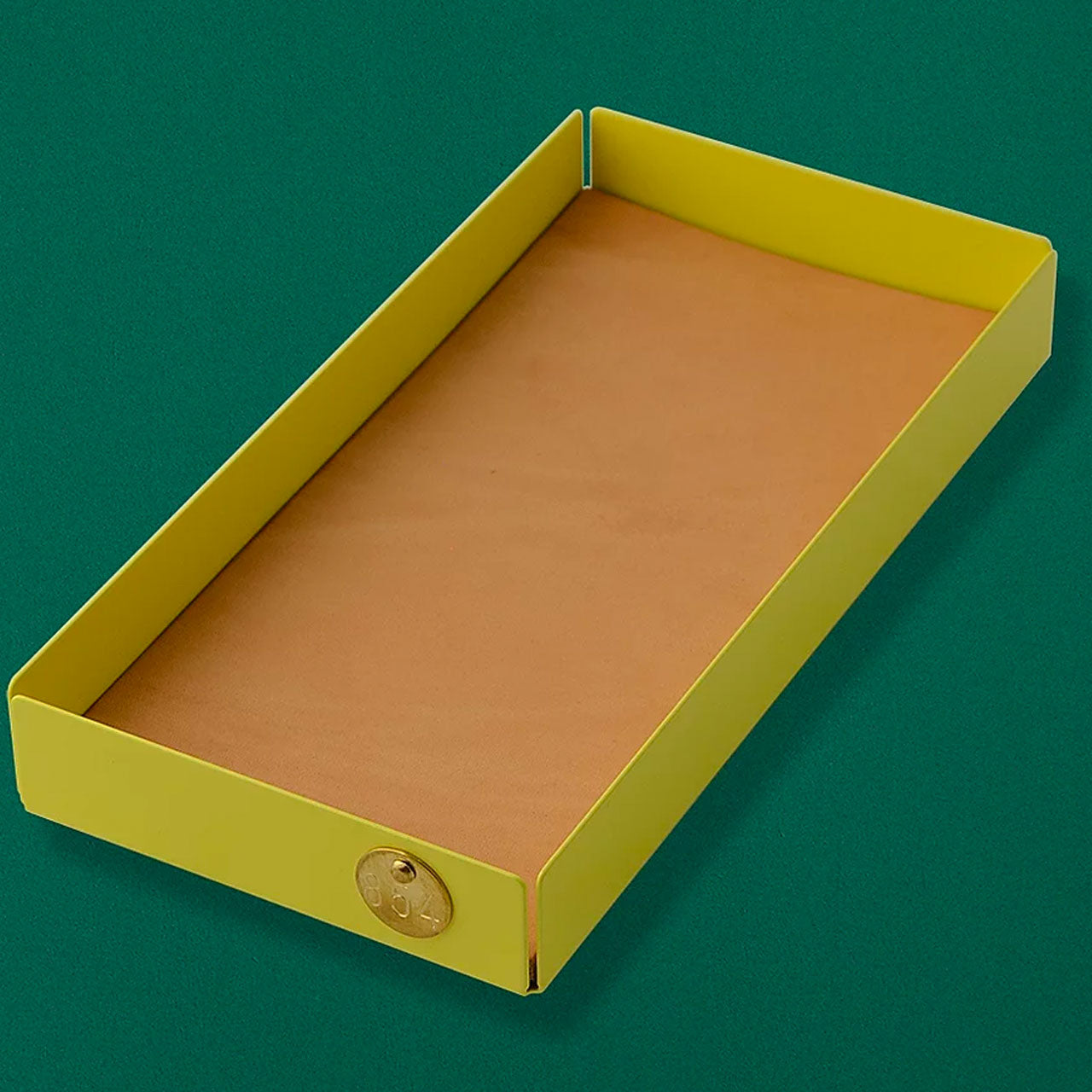 Die Einlage für die Metalltabletts (Größe M) von Victor Foxtrot ist aus vegetabil gegerbtem Leder. Sie hat eine Stärke von circa 4mm und eine VICTOR FOXTROT Prägung.