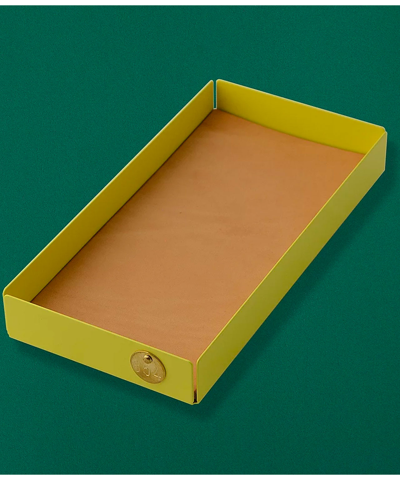 Die Einlage für die Metalltabletts (Größe M) von Victor Foxtrot ist aus vegetabil gegerbtem Leder. Sie hat eine Stärke von circa 4mm und eine VICTOR FOXTROT Prägung.