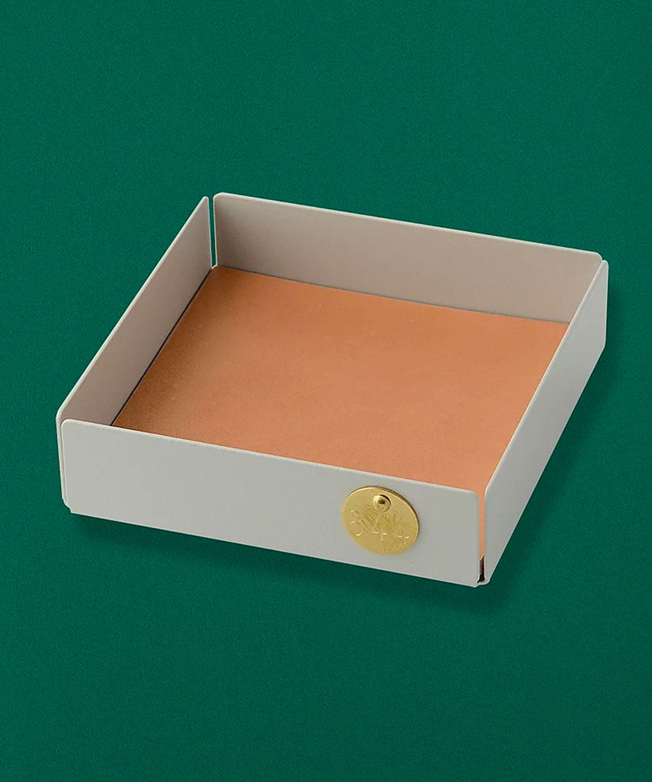 Die Einlage für die Metalltabletts (Größe S) von Victor Foxtrot ist aus vegetabil gegerbtem Leder. Sie hat eine Stärke von circa 4mm und eine VICTOR FOXTROT Prägung.