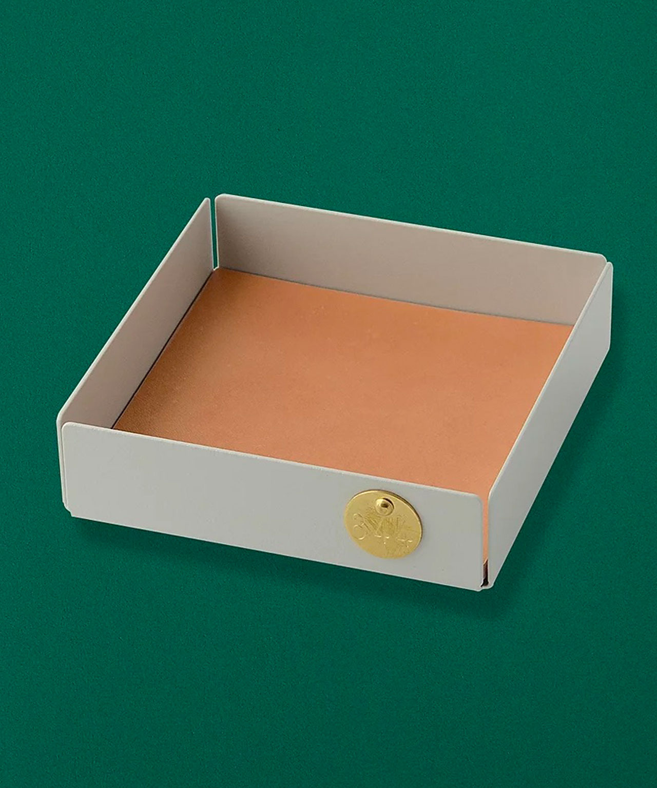 Die Einlage für die Metalltabletts (Größe S) von Victor Foxtrot ist aus vegetabil gegerbtem Leder. Sie hat eine Stärke von circa 4mm und eine VICTOR FOXTROT Prägung.