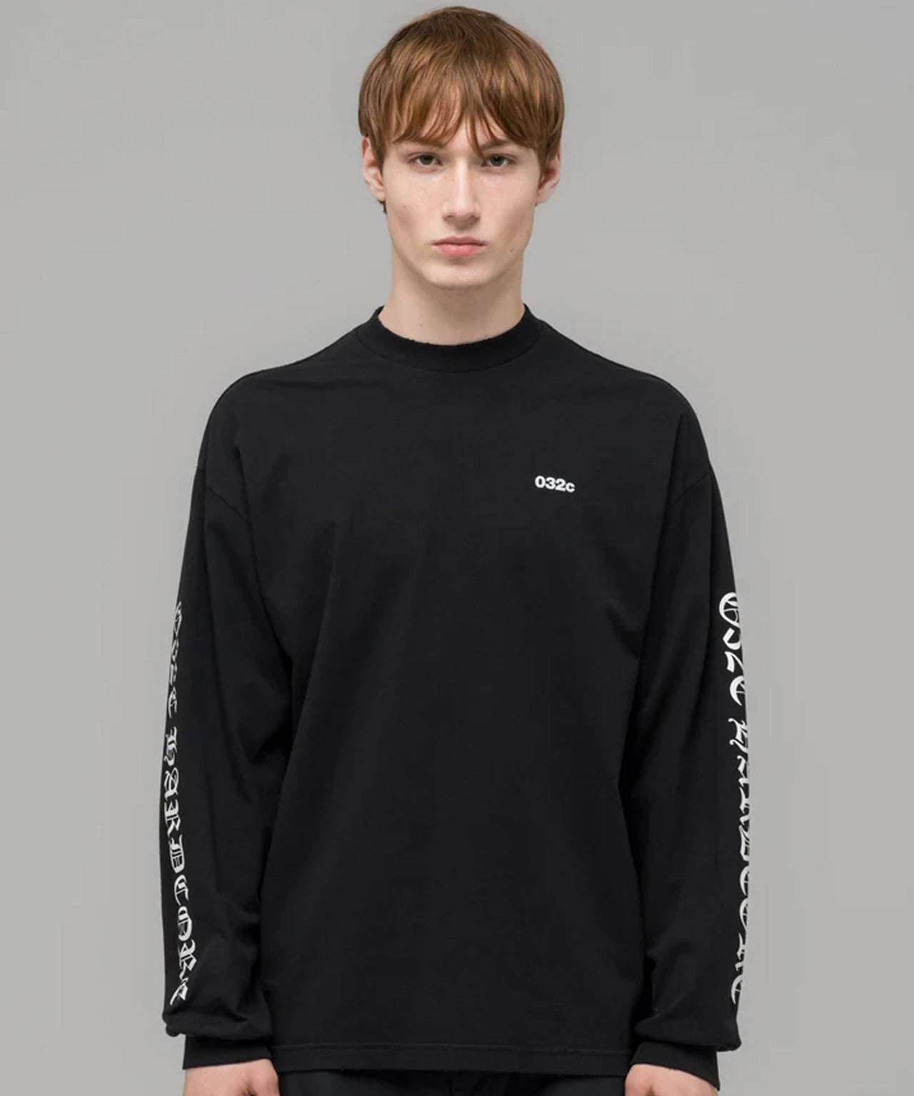 032C Schwarzes Longsleeve mit Print