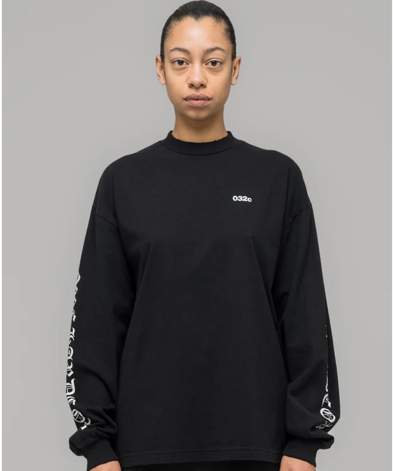 032C Schwarzes Longsleeve mit Print