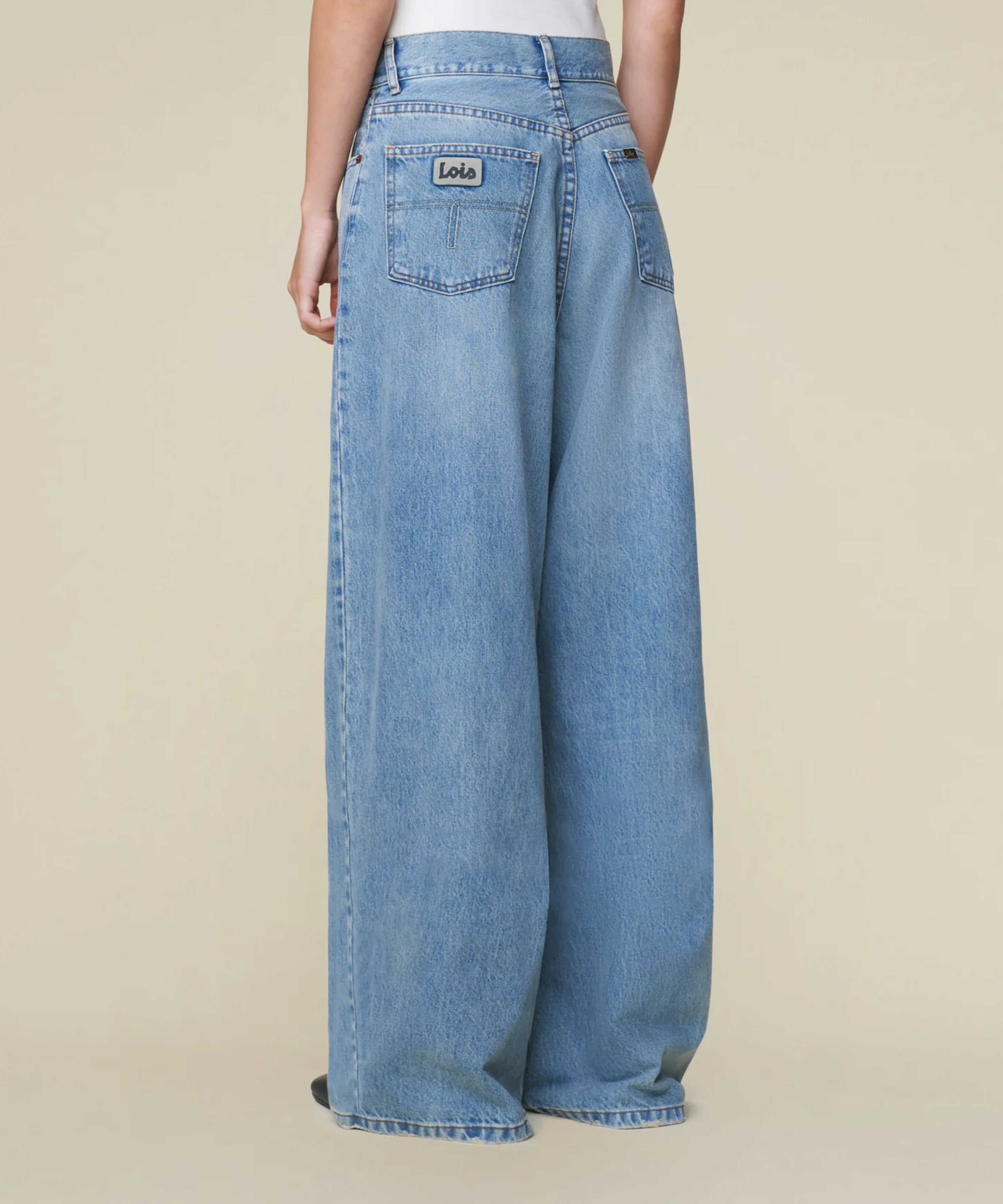 LOIS Helle Denim mit ausgestelltem Bein