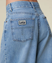 LOIS Helle Denim mit ausgestelltem Bein