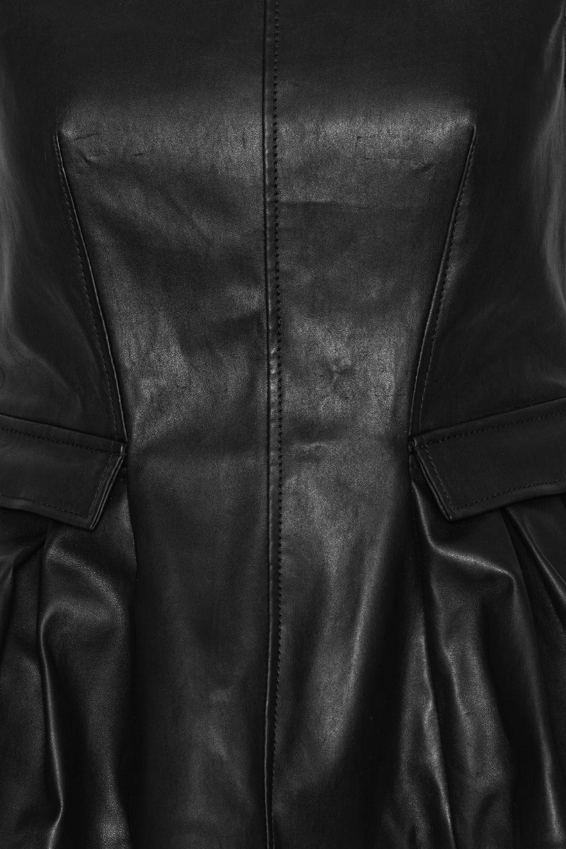 Rotate Ledertop mit Peplum – Detailansicht