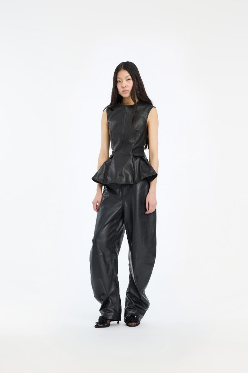 Rotate Schwarze Lederhose mit geshaptem Bein – am Model 2