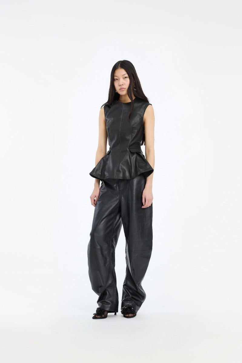 Rotate Schwarze Lederhose mit geshaptem Bein – am Model 2